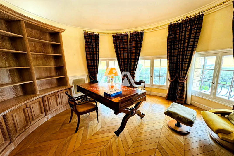 Maison de maîtres - 650 m² - 14 pièces