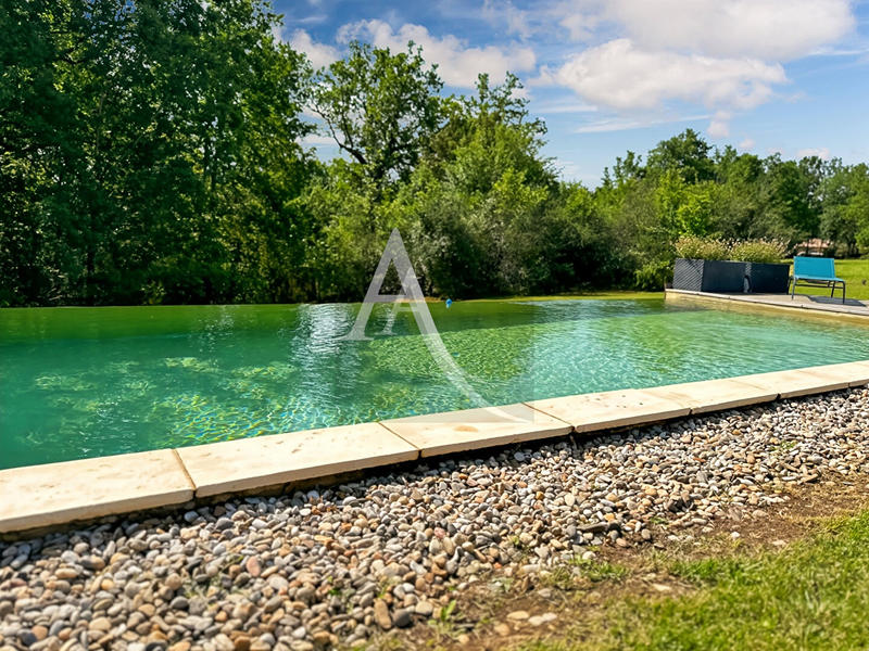 Maison - 250 m² - 8 pièces