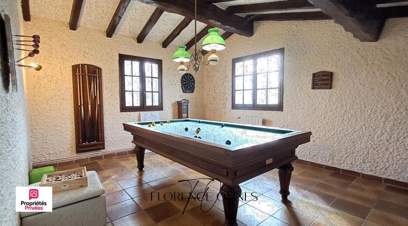 Maison - 196 m² - 9 pièces