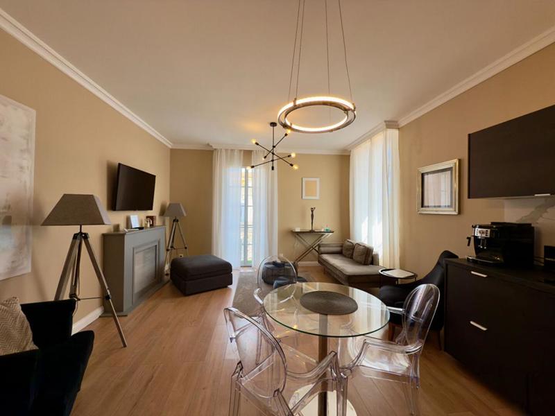 Maison - 400 m² - 12 pièces