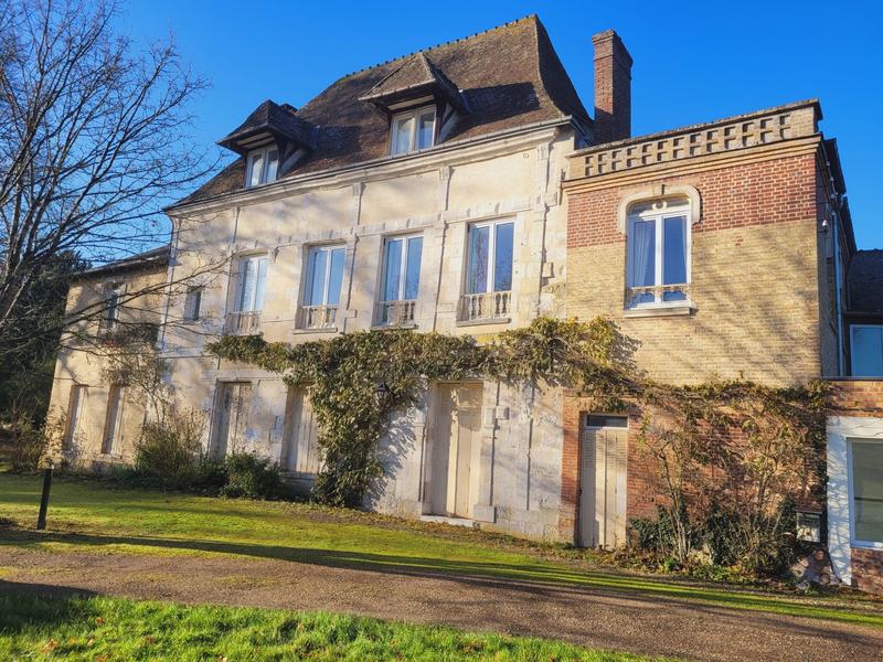 Château - 1 327 m² - 50 pièces