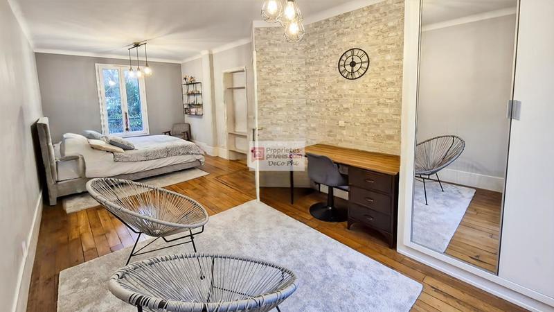 Maison - 280 m² - 9 pièces