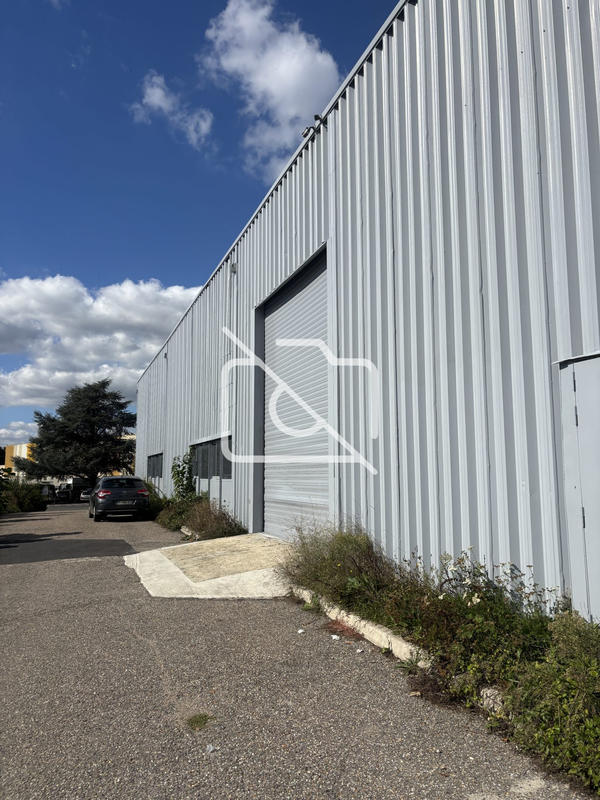 Entrepôt - 3 244 m²