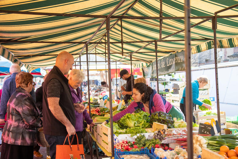 Marché hebdomadaire textile et alimentaire