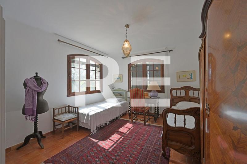 Maison - 238 m² - 7 pièces