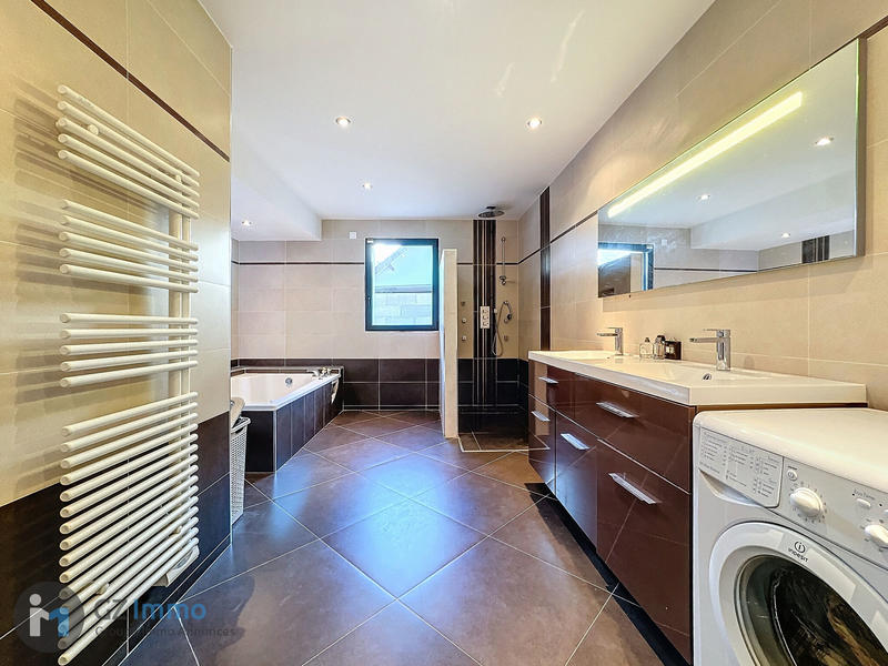 Maison - 214 m² - 7 pièces