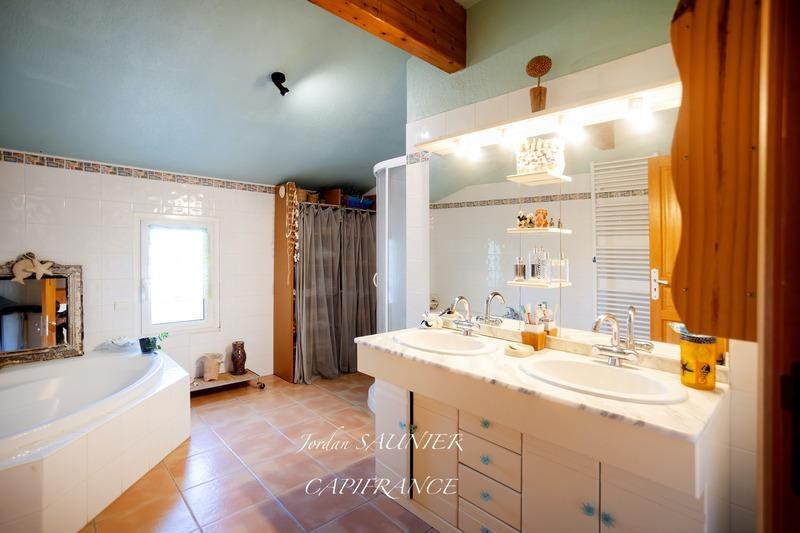 Maison traditionnelle - 372 m² - 8 pièces