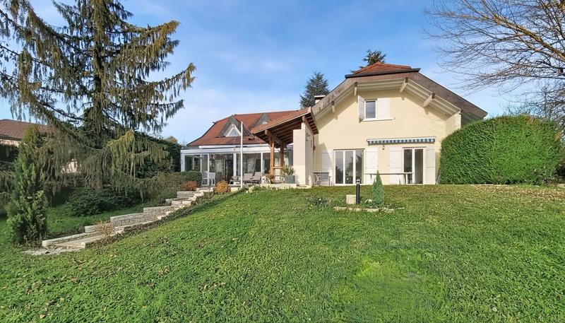 Maison traditionnelle - 209 m² - 8 pièces