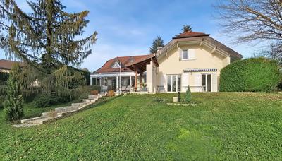 Maison traditionnelle - 209 m² - 8 pièces