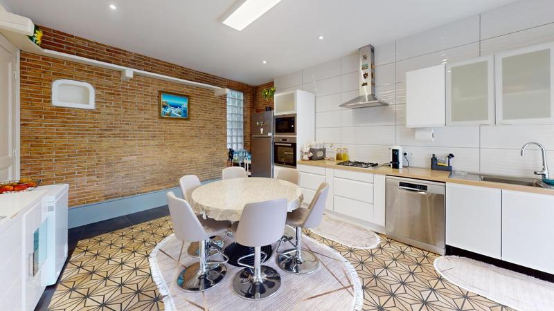 Maison - 310 m² - 8 pièces