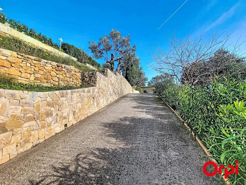 Maison - 222 m² - 8 pièces