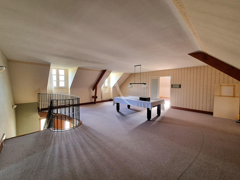 Maison - 230 m² - 7 pièces