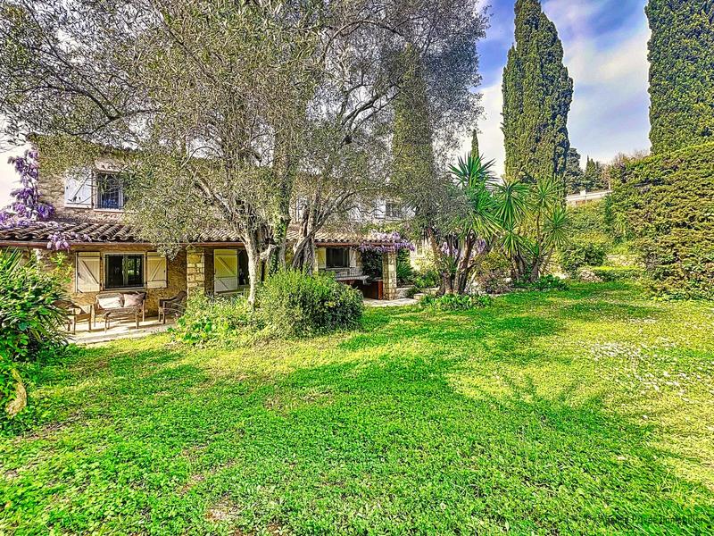 Maison - 210 m² - 8 pièces