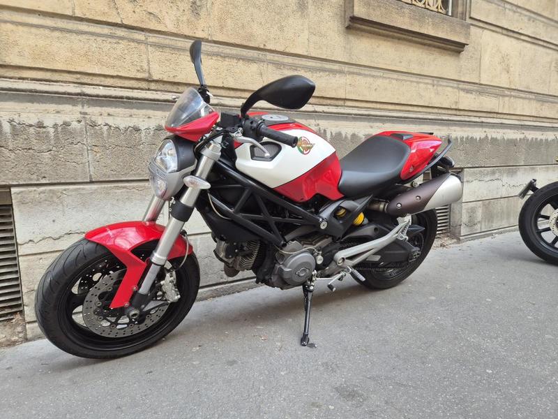 Ducati Monster 696