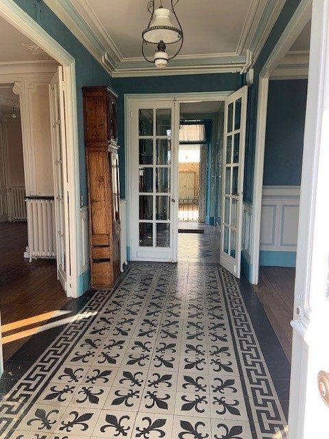 Maison - 230 m² - 8 pièces