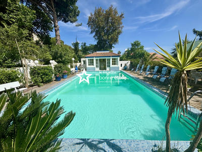 Maison - 250 m² - 8 pièces