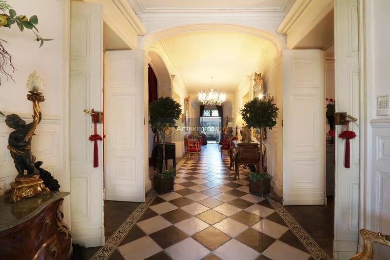 Maison - 600 m² - 15 pièces