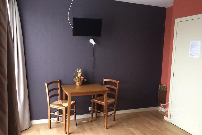 Maison - 1 700 m² - 25 pièces