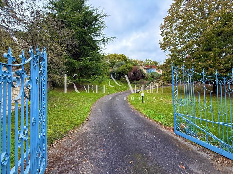 Maison - 290 m² - 10 pièces