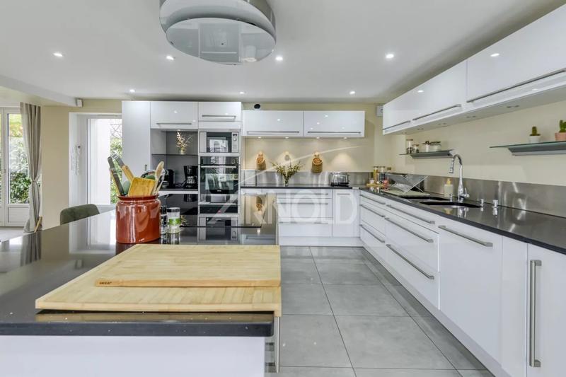 Maison - 249 m² - 6 pièces