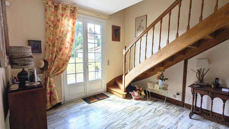 Maison - 219 m² - 9 pièces