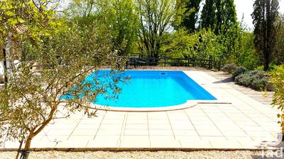 Maison - 305 m² - 9 pièces