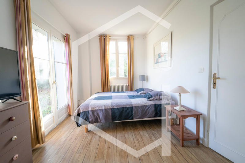 Maison - 240 m² - 9 pièces