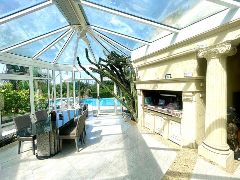 Maison - 235 m² - 6 pièces