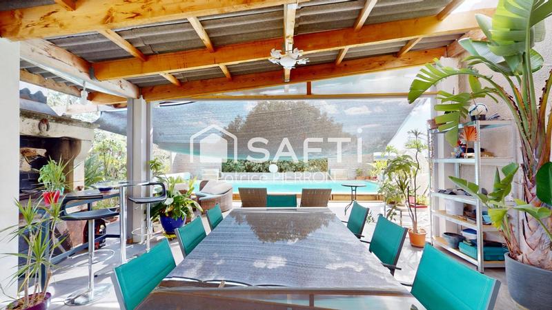 Maison - 258 m² - 10 pièces