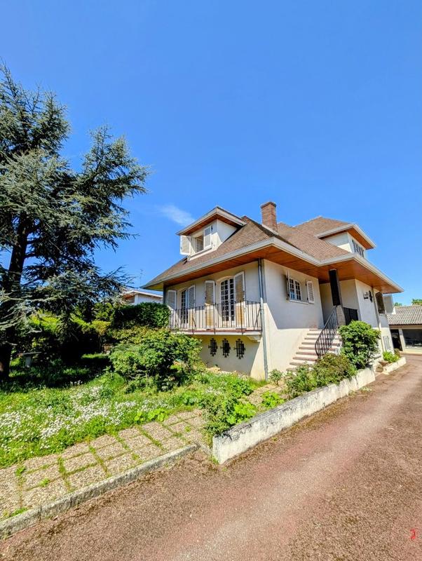 Maison - 232 m² - 8 pièces