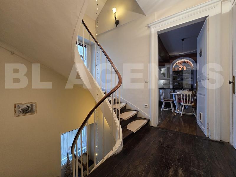 Maison - 260 m² - 10 pièces