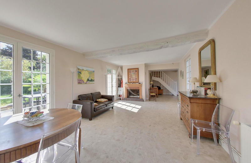 Maison - 218 m² - 6 pièces