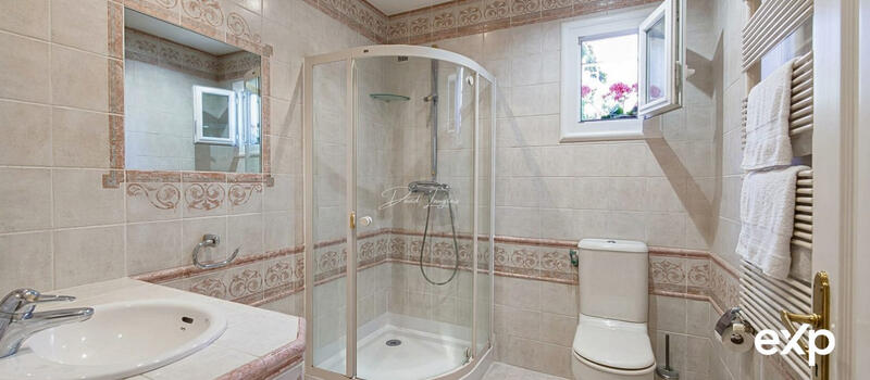 Maison - 242 m² - 9 pièces