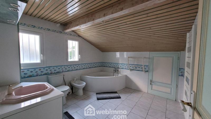 Maison - 222 m² - 8 pièces