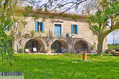 Mas - 1 360 m² - 30 pièces