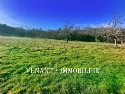 Terrain constructible - 4 472 m²