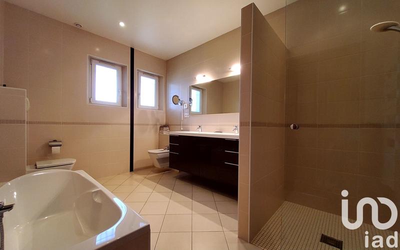 Maison - 236 m² - 7 pièces