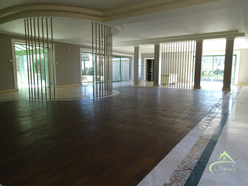 Maison traditionnelle - 445 m² - 10 pièces