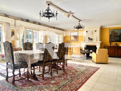 Maison de maîtres - 300 m² - 8 pièces