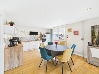 Maison - 202 m² - 6 pièces