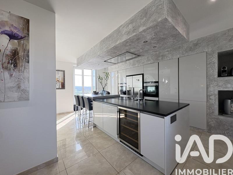 Maison - 240 m² - 8 pièces