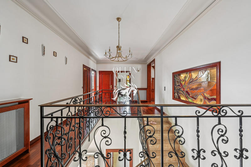 Maison - 365 m² - 12 pièces