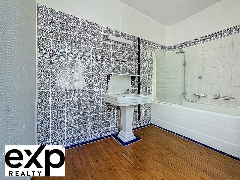 Maison - 240 m² - 8 pièces