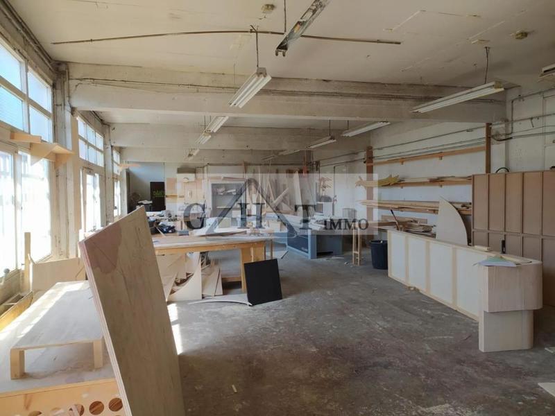 Entrepôt - 2 150 m²