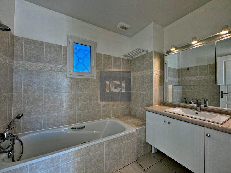 Maison - 93 m² - 4 pièces