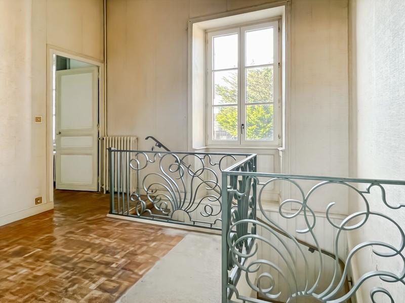 Maison - 239 m² - 8 pièces