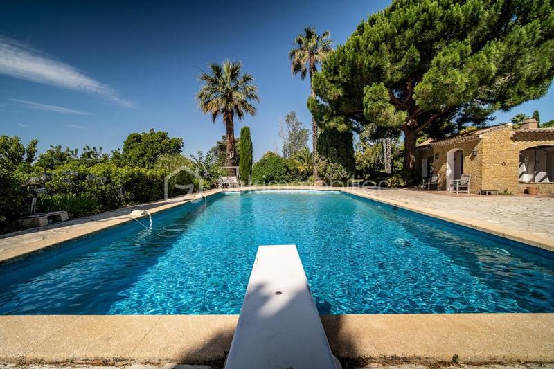 Propriété - 350 m² - 11 pièces