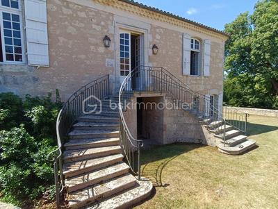 Demeure - 367 m² - 11 pièces