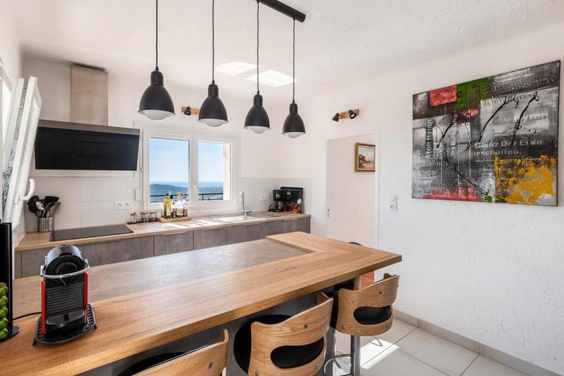 Maison - 233 m² - 8 pièces