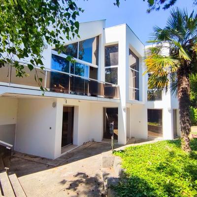 Maison - 250 m² - 8 pièces